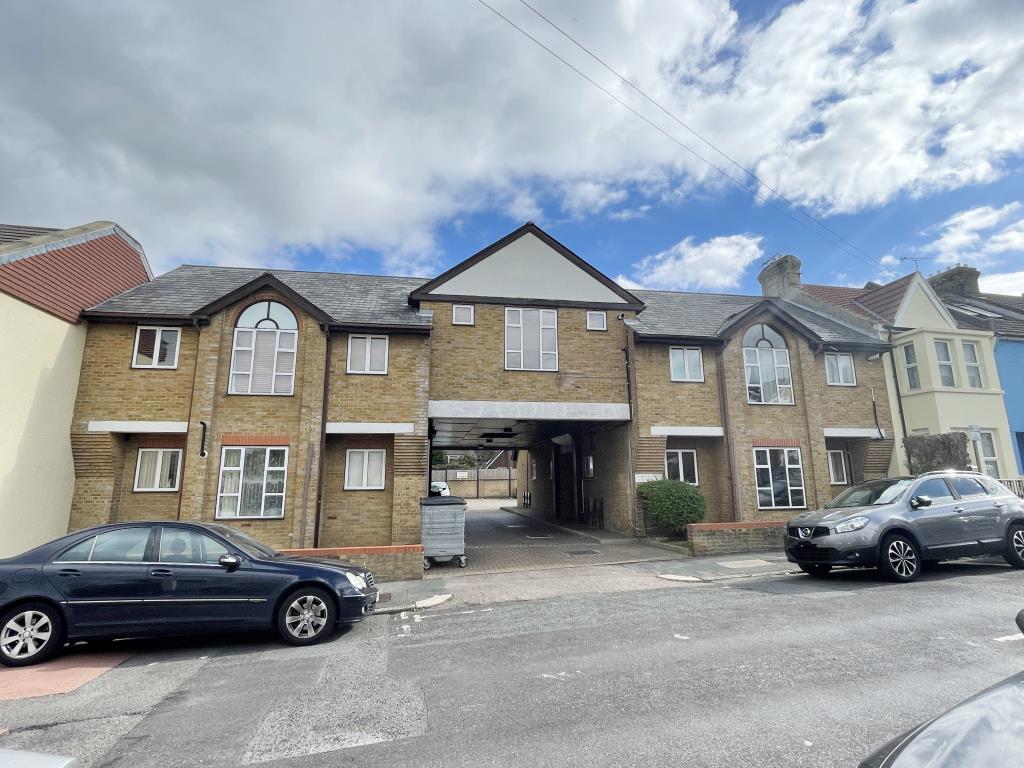 Lot: 113 - OUTSTANDING UNBROKEN BLOCK OF TEN SELF-CONTAINED FLATS AND APARTMENTS -